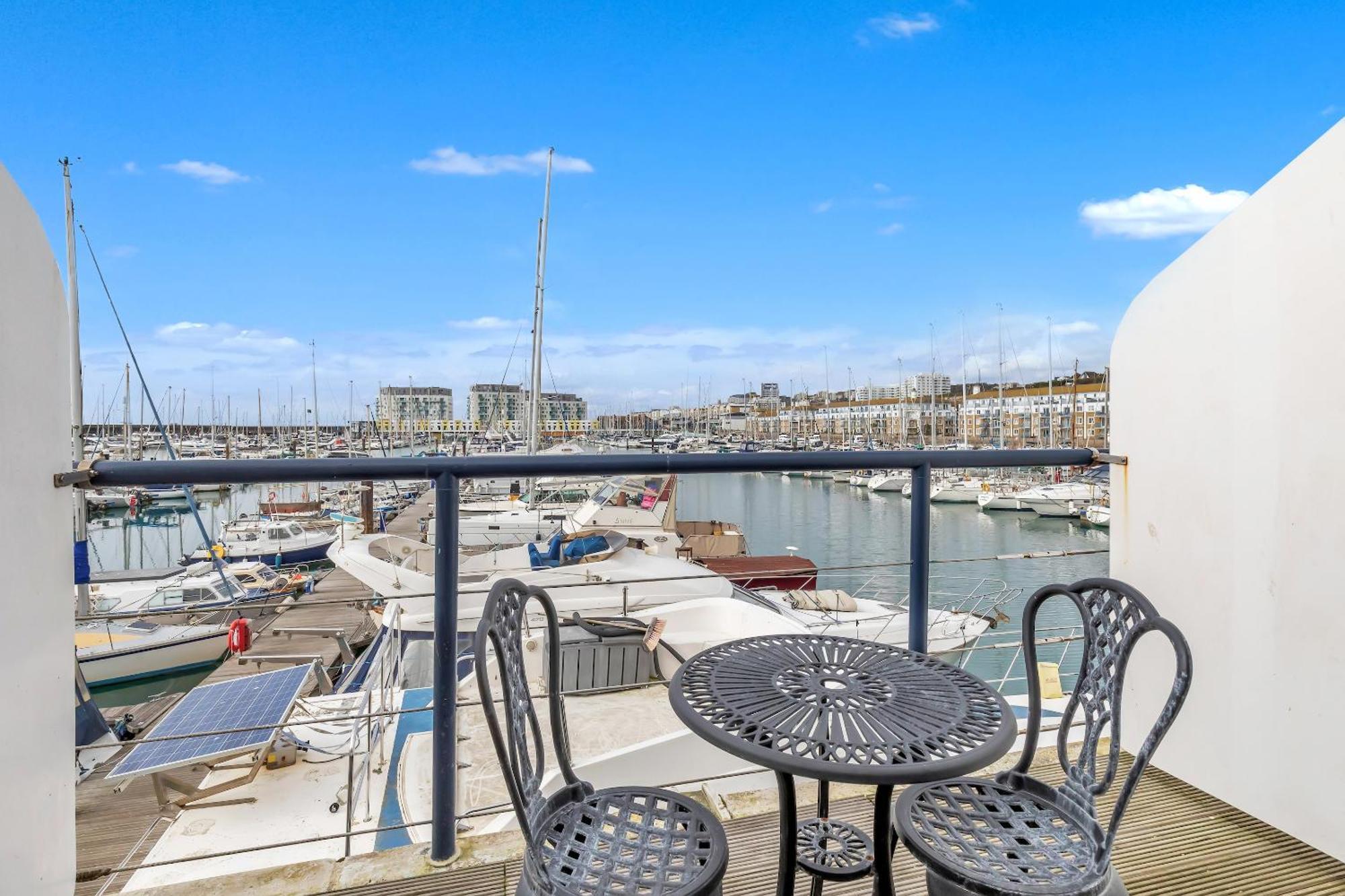 On The Water 5 With Free Parking By My Getaways Apartment Brighton