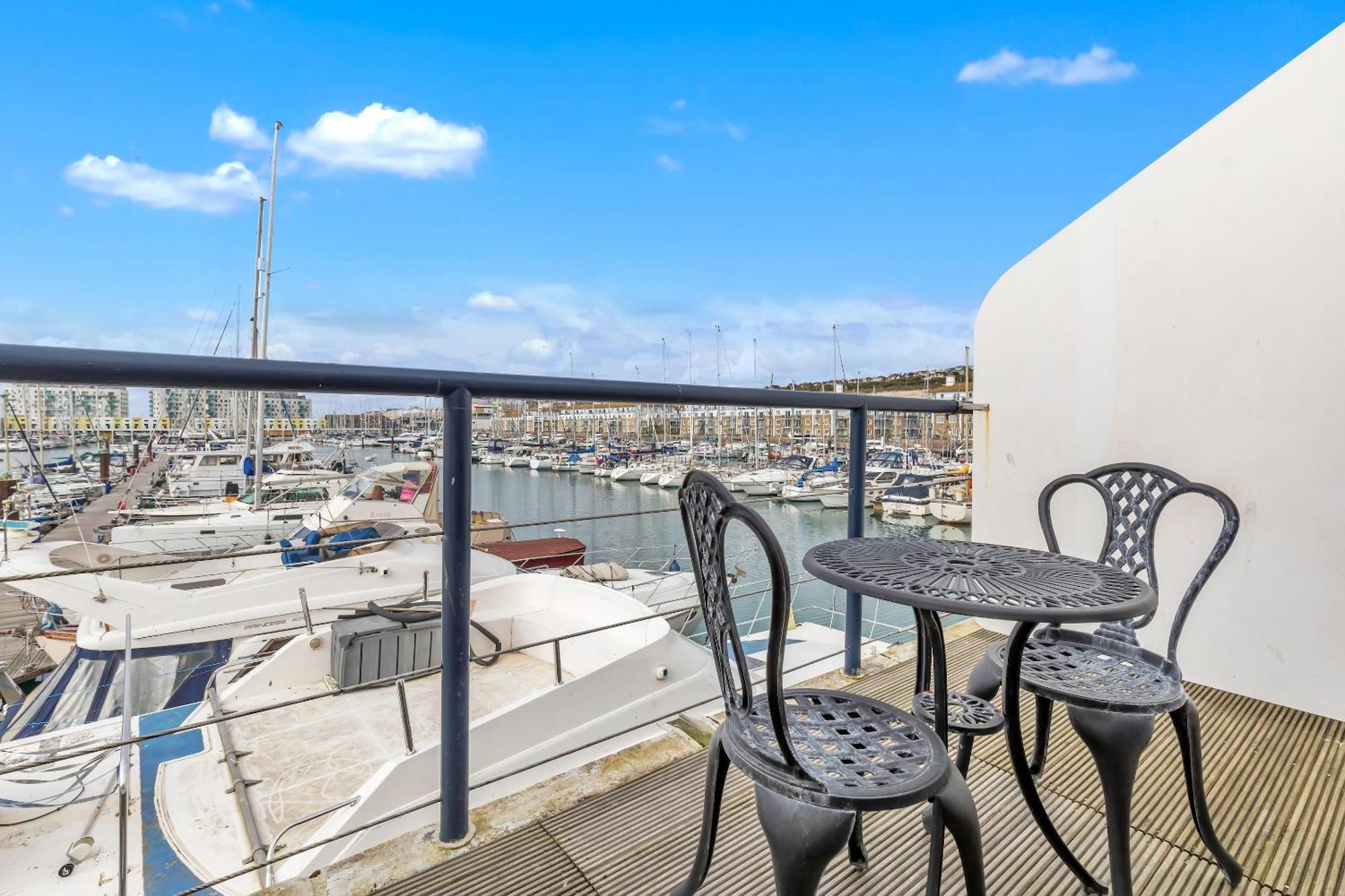 On The Water 5 With Free Parking By My Getaways Apartment Brighton